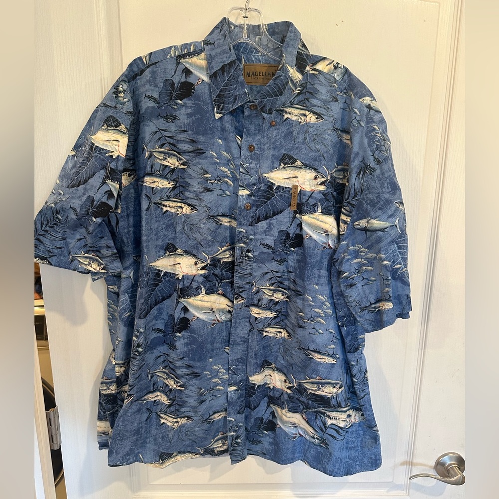 Magellan sportswear men’s fish print short sleeve button up shirt. Size xxl